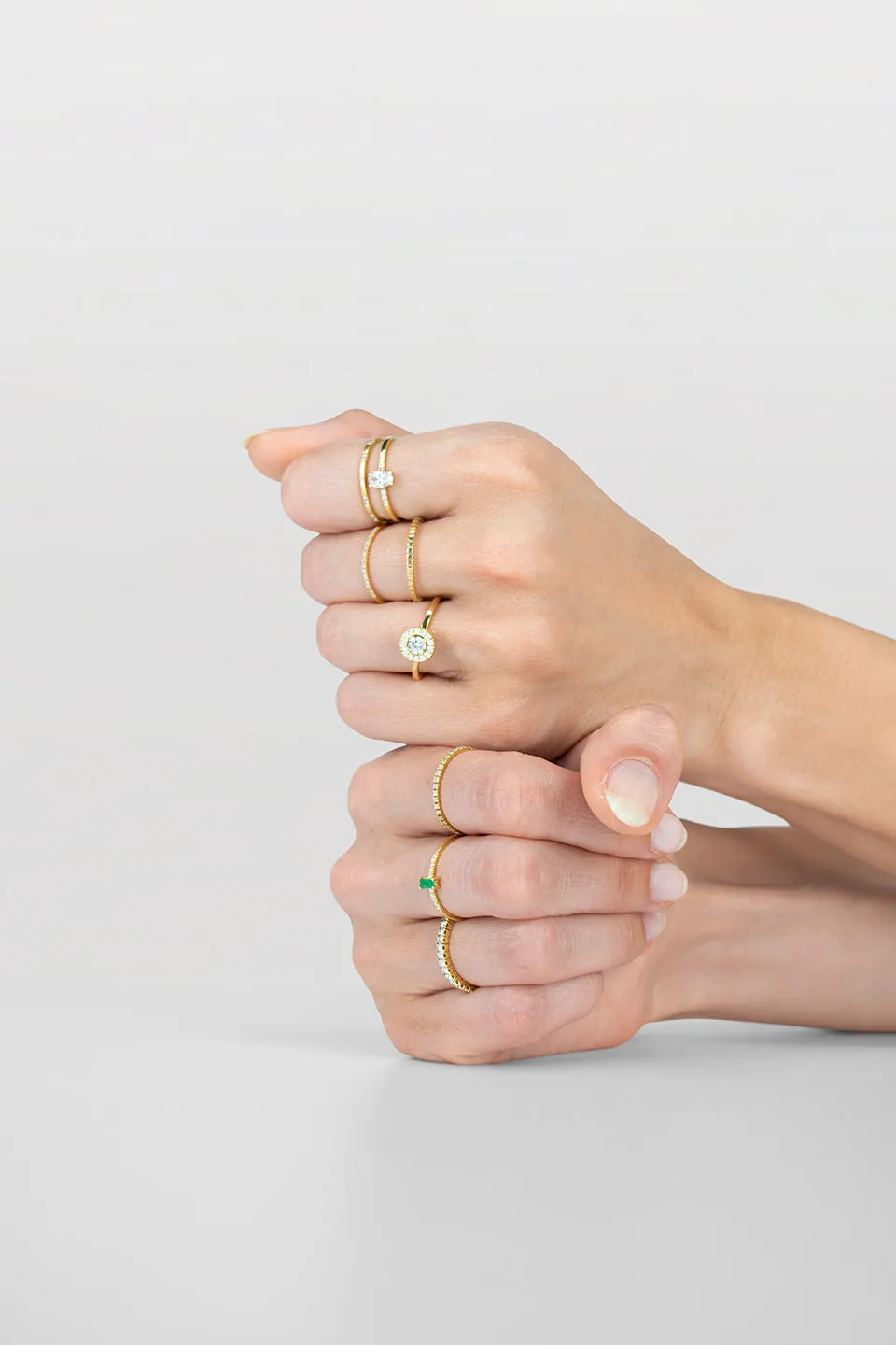 2. 1 06 18K Gold Ring w. Diamond & Emerald