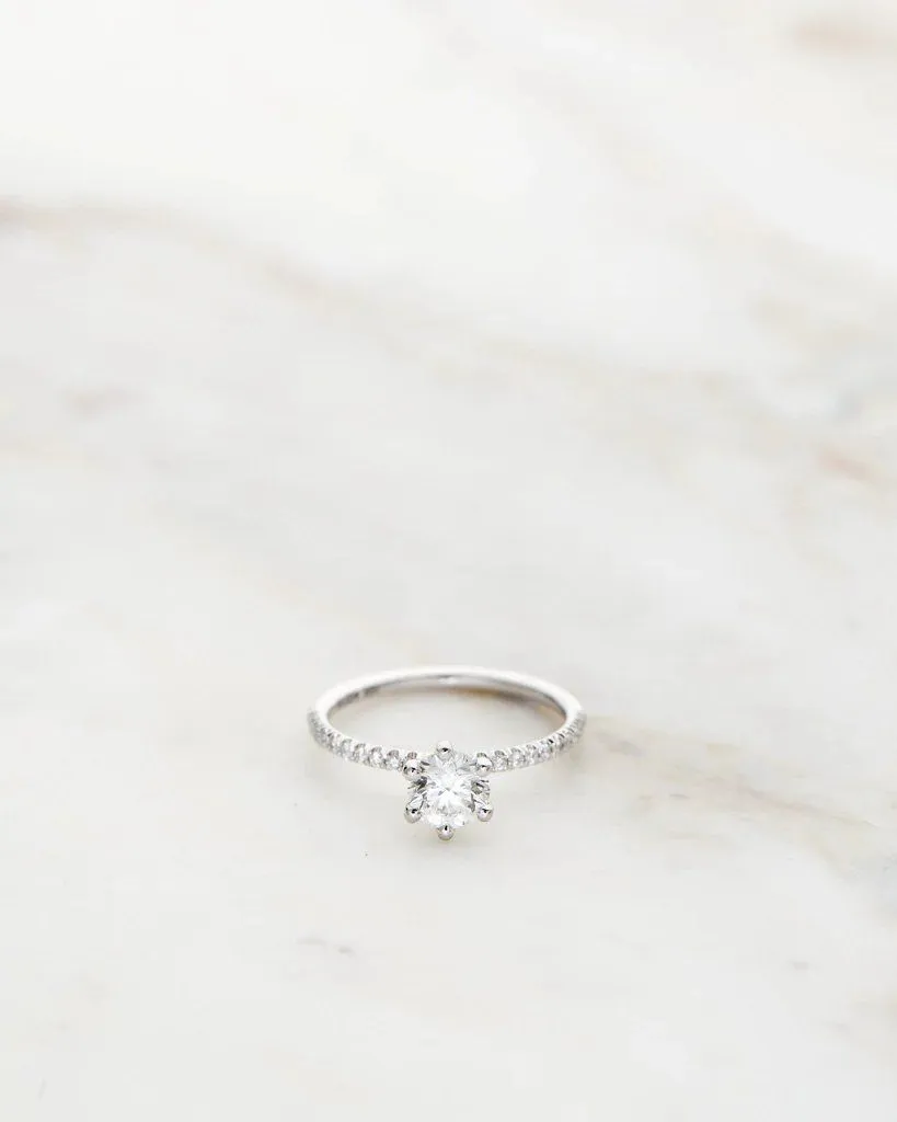 Solitaire Petite Sparkle 18K Gold, Whitegold or Rosegold Ring w. Diamonds