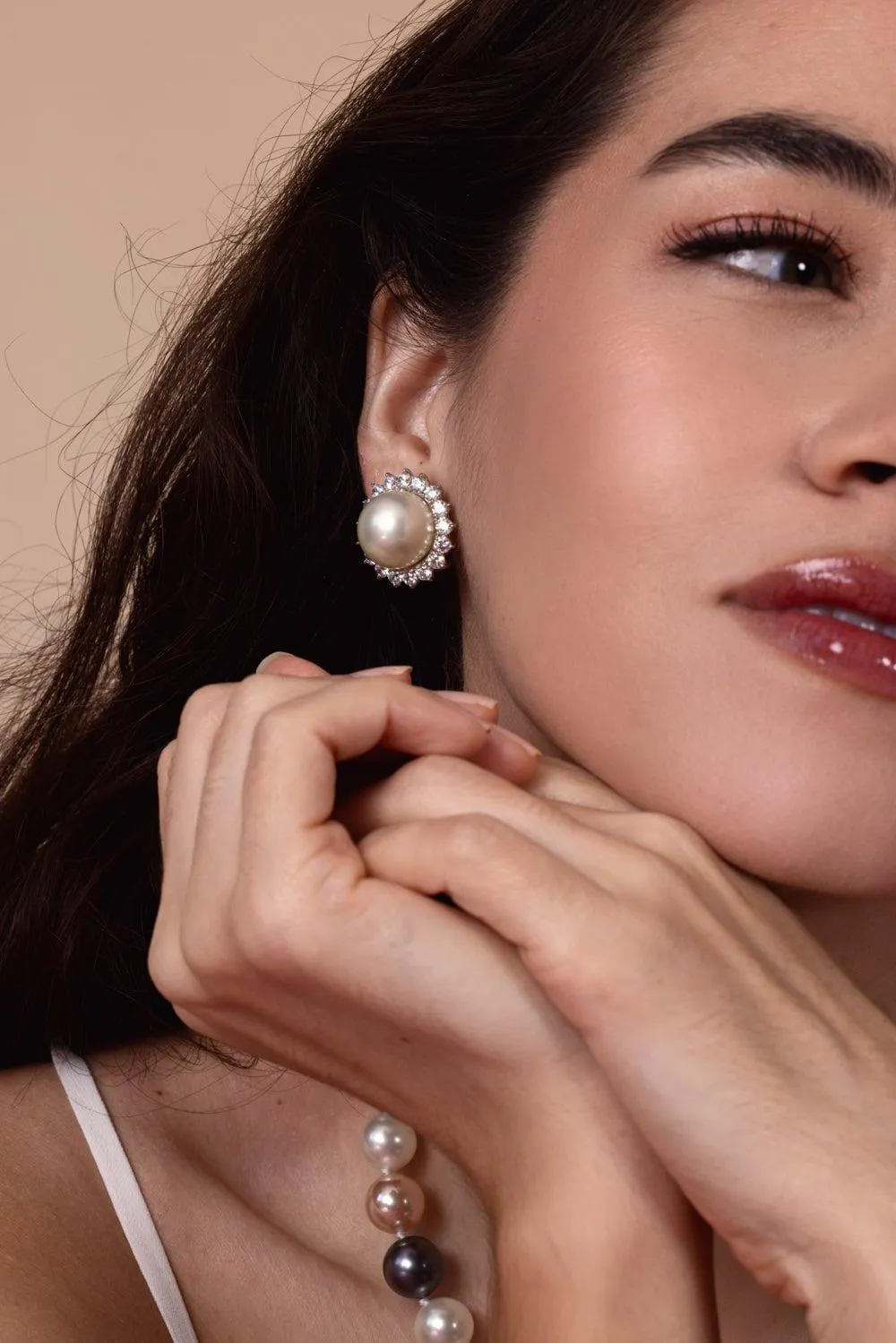 Stone Surrounding Stud Earrings